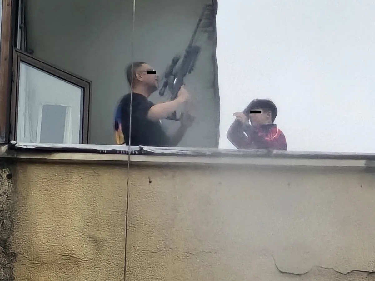 Intervenția echipelor de asalt după ce un bărbat s-a jucat cu o armă pe balcon. Putea fi reală - Foto: Captură video (amator)