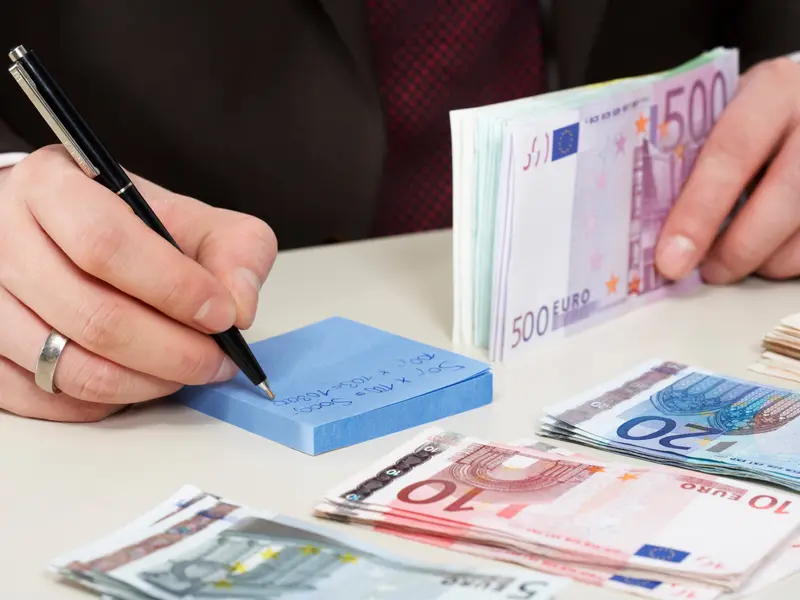 Lovitură dură pentru românii care au salariul minim pe economie: scad veniturile cu 100 de lei Foto: Profimedia Images (fotografie cu caracter ilustrativ)