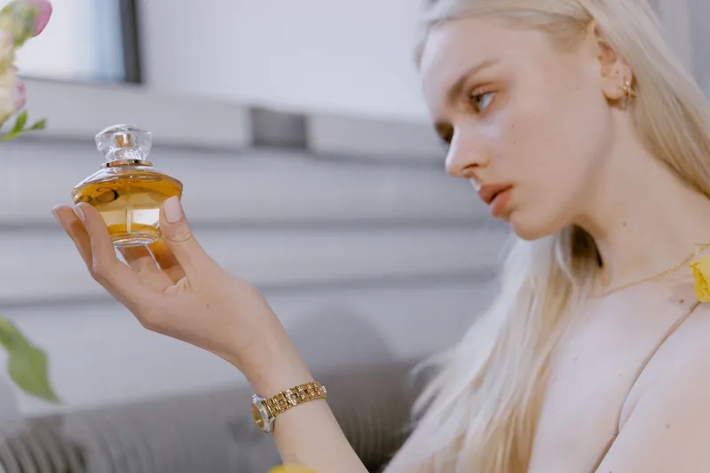 Femeie sticlă parfum
