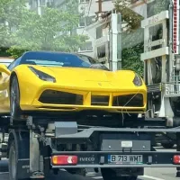 Dacă ai Ferrari, nu înseamnă că poți parca neregulamentar.  / Foto: Clotilde Armand, Facebook