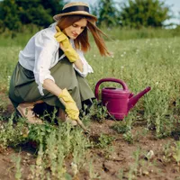 Femeie care plantează semințe în grădină - Foto: Freepik (Imagine cu rol ilustrativ)