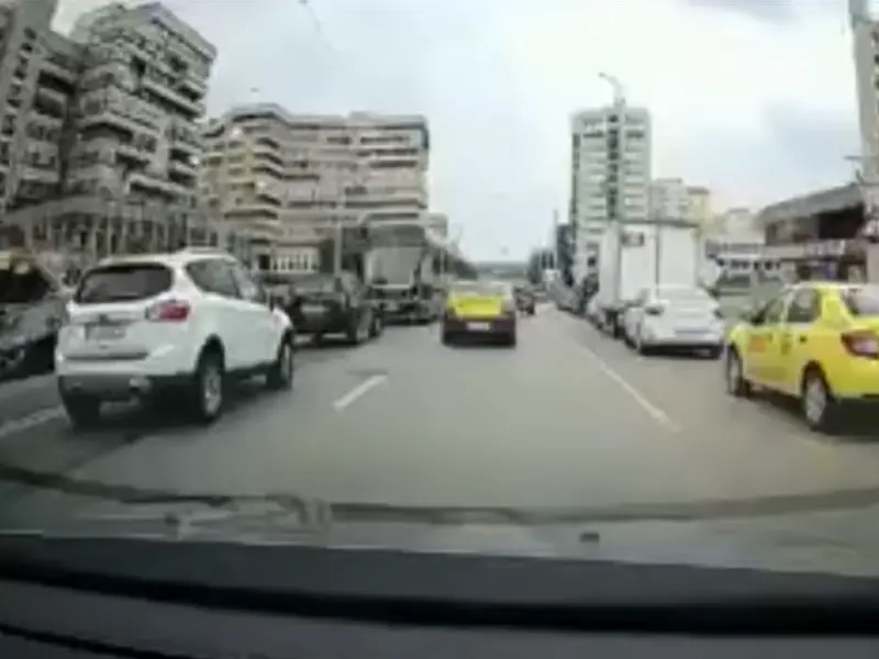 Un taximetrist a pus în pericol viața a zeci de persoane Foto: captură Youtube