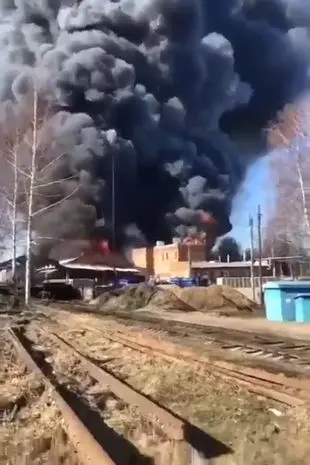 Incendiu uriaș, la cel Combinatul chimic Dmitrievski, cel mai mare din Rusia. / Foto: mirror.co.uk