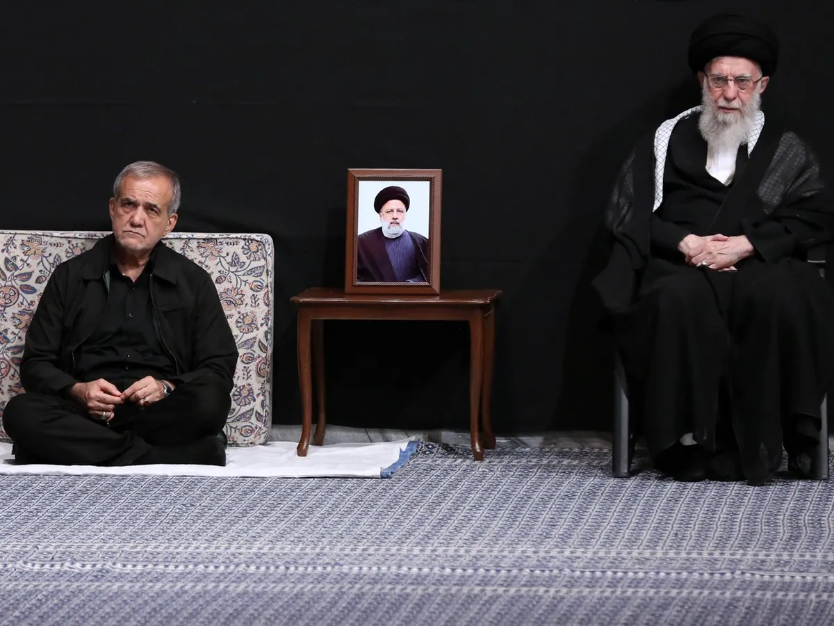 Liderul suprem al Iranului, ayatollahul Ali Khamenei, și președintele Masoud Pezeshkian - Foto: Profimedia Images