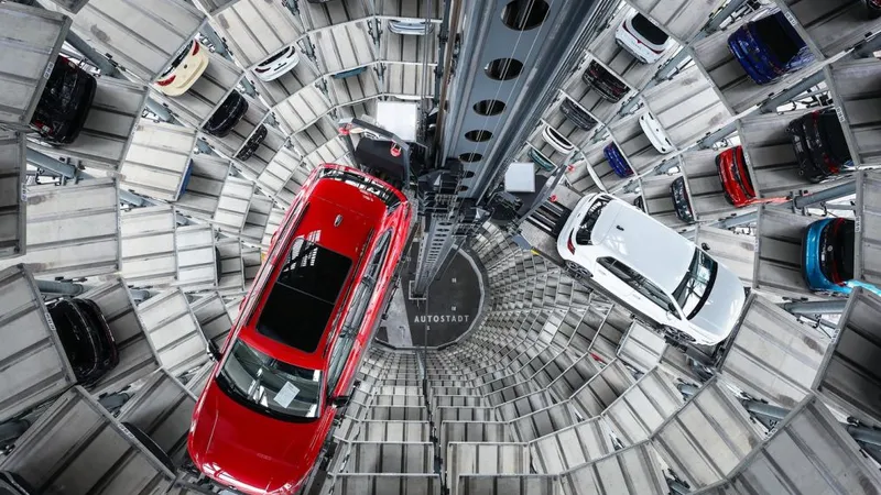 Un Passat R și un Golf GTI sunt în depozitul-turn al Volkswagen, din Wolfsburg - Foto: Profimedia Images