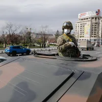 Militarii, pe străzile Capitalei, în prima zi de aplicare a Ordonanței Militare Nr. 3. FOTO: Inquam Photos / George Calin