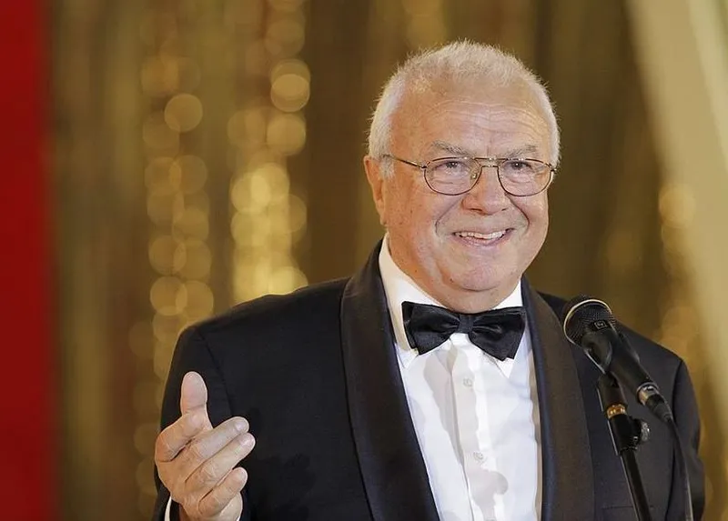 Actorul Alexandru Arşinel, transportat de ambulanţă la Spitalul Universitar din Bucureşti. / Foto: news.ro