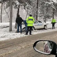 Iarna nu e ca vara. Un polițist nu a adaptat viteza la condițiile de drum, autospeciala în șanț - Foto: Facebook