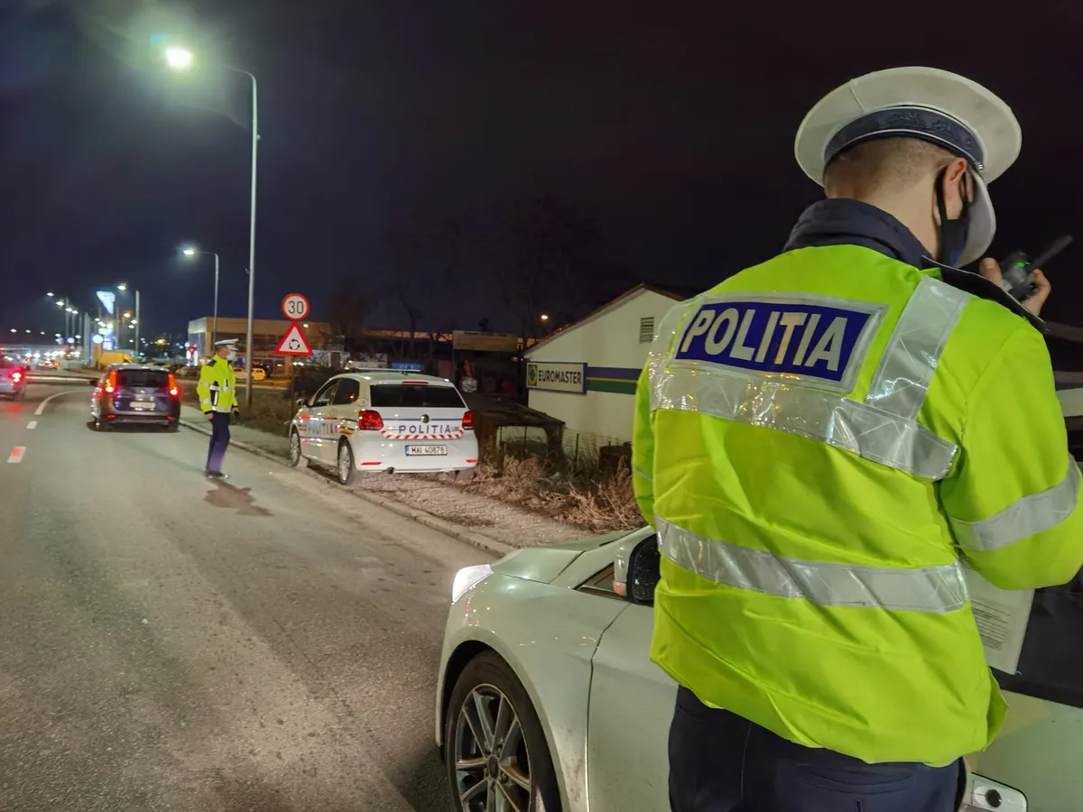 Un polițist de la rutieră s-a urcat beat la volan și a lovit mai multe mașini. A rănit și trei femei