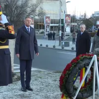 Klaus Iohannis a depus marți dimineață o coroană de flori îîn memoria victimelor Revoluției din 1989