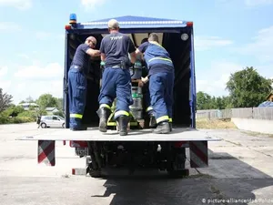 Ofițeri încărcând alcoolul confiscat în mașini/Foto: Poliția Gorlitz