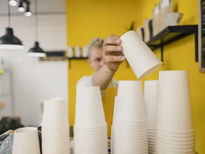 Pahare de plastic într-o cafenea - Foto: Freepik/CC0