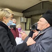 Un pensionar i-a oferit ministrului Muncii o ciocolată, în semn de recunoştinţă pentru că i-a ascultat problemele/FOTO: stiri.botosani.ro