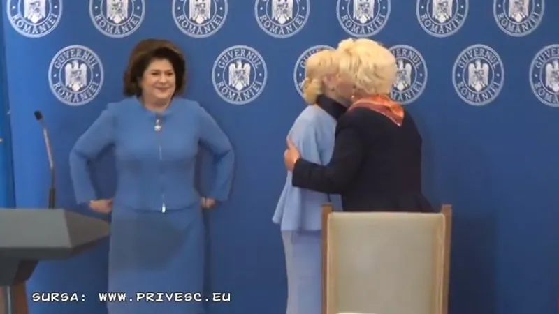 Viorica Dăncilă și Grațiela Drăghici, după discursul premierului, se sărută pe obraji și se îmbrățișează. Sursa: Captură foto