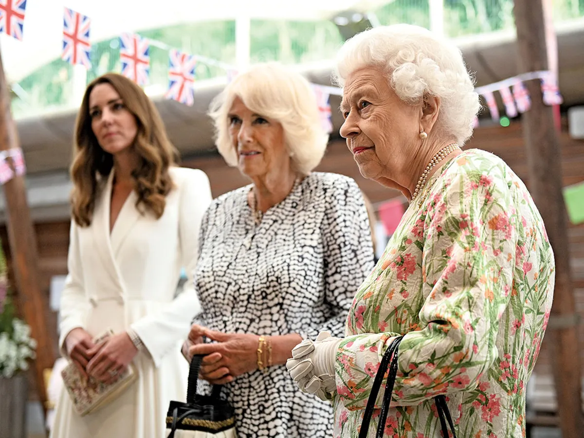 AFACERE DE FAMILIE Kate, Camilla și regina Elisabeta a II-a în iunie 2021. Regretatul monarh a aprobat anul următor titlul de regină al Camilei, în loc de cel de prințesă consoartă