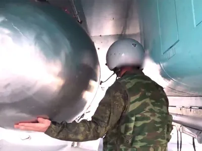 Momentul în care Rusia lansează o bombă glisantă FAB-3000 „devastatoare”, de trei tone, asupra unui orășel ucrainean