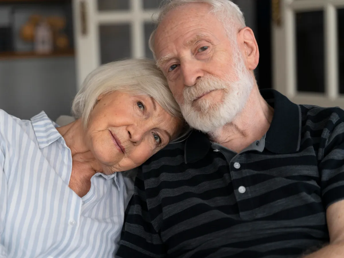 PSD amenință că iese de la guvernare dacă pensiile nu cresc. Pensionarii cer ca PSD să rămână la putere. De ce