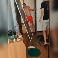 Mai mulți tineri petrecăreți au devastat un apartament închiriat pentru un weekend de distracţie pe Litoral, în Mamaia. / Foto: captură video