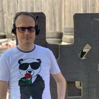 Alexandru Cumpănașu, luând lecții de tragere cu arma Foto: Facebook