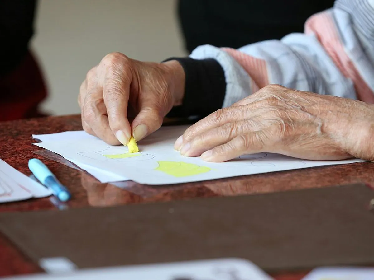 Persoană în etate în timpul terapiei desenului - Foto: Pexels/JIUN-JE LIN