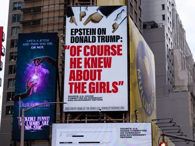 Panou publicitar în Times Square care evidențiază comentariul lui Jeffrey Epstein, potrivit căruia Donald Trump “ştia despre fete” - Foto: Profimedia Images