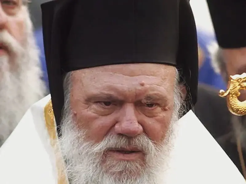 IPOTECĂ Arhiepiscopul Atenei și Întregii  Grecii, Ieronymus, a pus  ipotecă o plajă din Vougliameni (Grecia) pentru a impresiona ASF