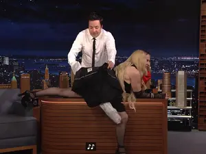 Madonna s-a întins pe masa lui Jimmy Falon în direct. Prezentatorul i-a acoperit goliciunea cu haina Foto: captură Youtube