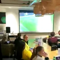 Oamenii s-auuitat la televizor, așteptând să treacă furtuna. FOTO: captură video