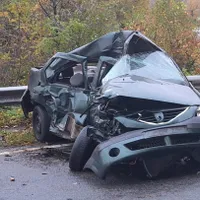 Un TIR a spulberat o Dacia Logan pe DN6, la Orșova. Șoferul mașinii a murit pe loc - Foto: actualmehedinti.ro