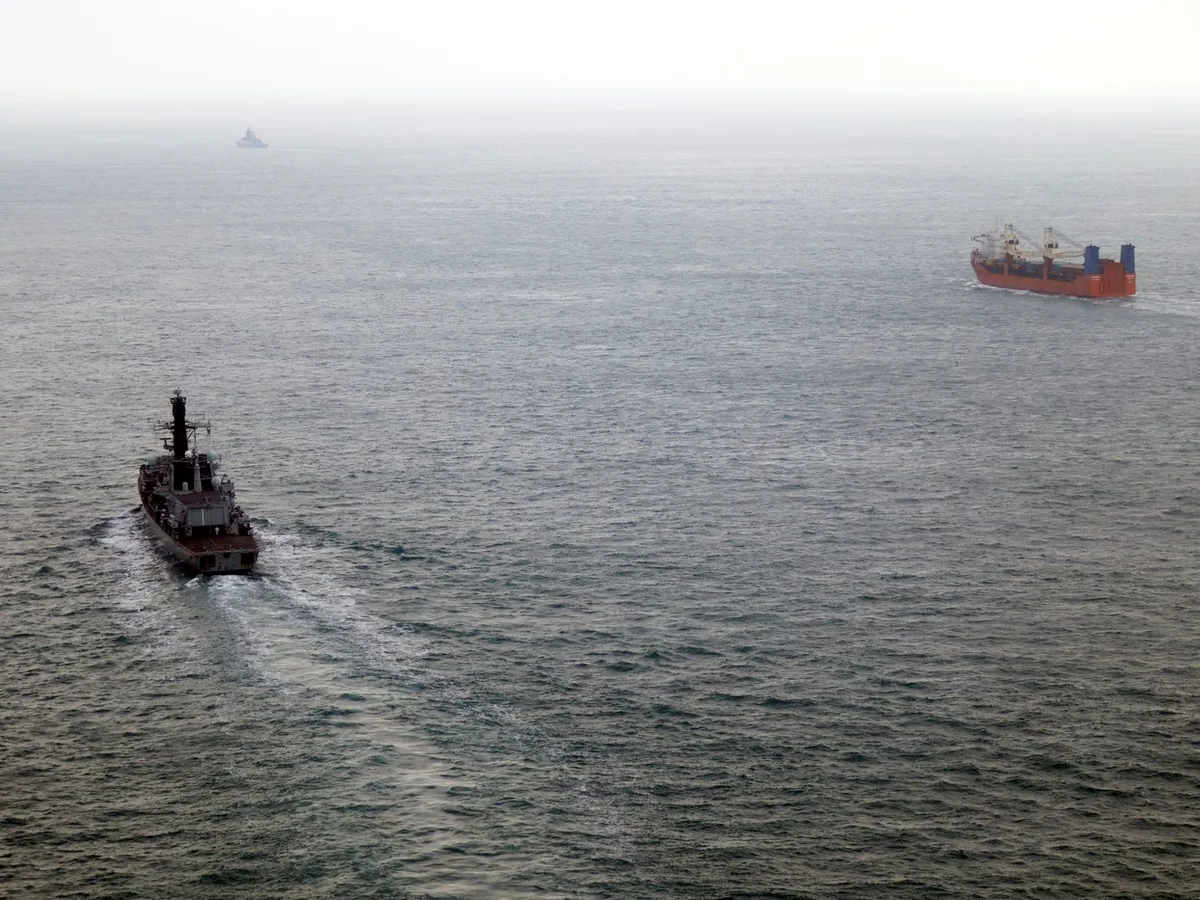 HMS Somerset monitorizează un petrolier rusesc escortat de corveta Boiki - Foto: Profimedia Images