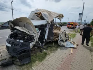 Experiența și abilitatea șoferului microbuzului a evitat, milimetric, o tragedie - Foto: ZdI