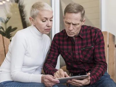 Cuplu de seniori uitându-se pe tabletă - Foto: Magnific.com/magnific
