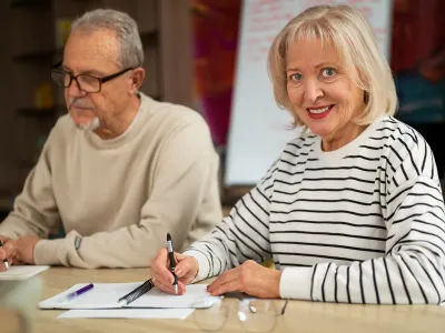 Vineri intră pensiile pe card. La ce oră le primesc pensionarii? Contează banca la care au cont