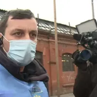 Un jandarm vorbește cu rudele pacienților internați la Institutul Matei Balș. Oamenii așteaptă să afle unde au fost transferați pacienții/FOTO: Digi24 (captură)