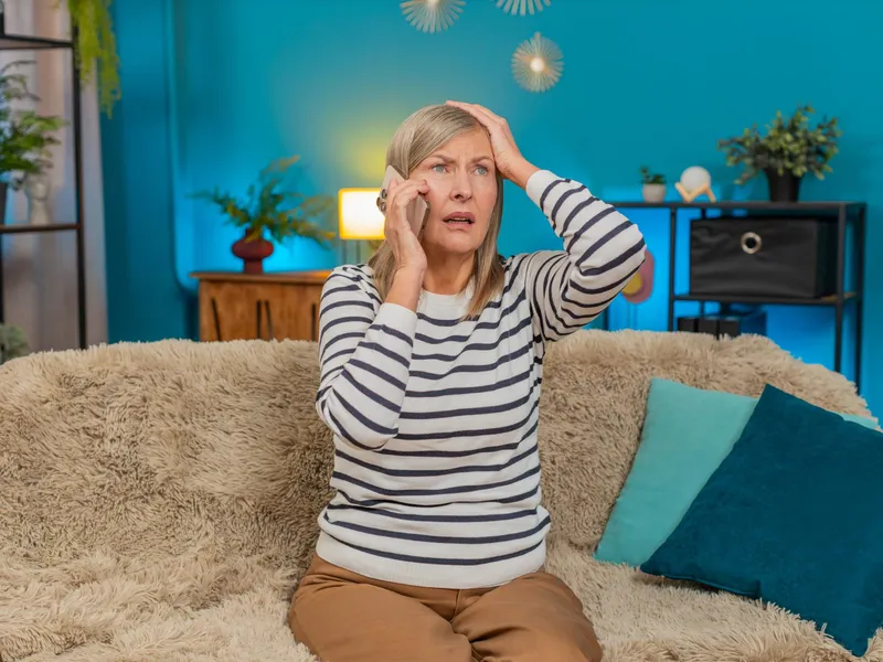Pensionară, îngrijorată la pensie - Foto: Freepik