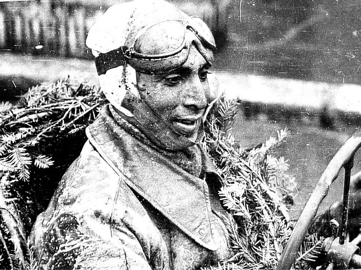 Marin Dumitrescu a câștigat Cursa de Viteză în Coastă de la Sinaia cu un BMW 328 modificat de el însuși.