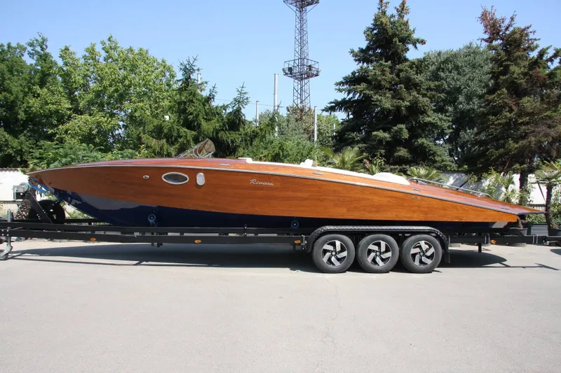 Barcă lux Riviera 900 - Foto: Facebook / Valentin Stoyanov