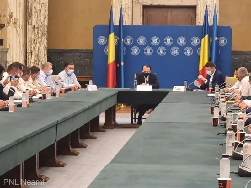 Primarii liberali din Neamț s-au întâlnit cu premierul Cîţu. Au semnat contracte de investiţii. / Foto: PNL Neamț