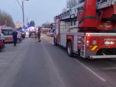 Pompierii chemați la incediul de la blocul social din Constanța - Foto: ISU Constanța