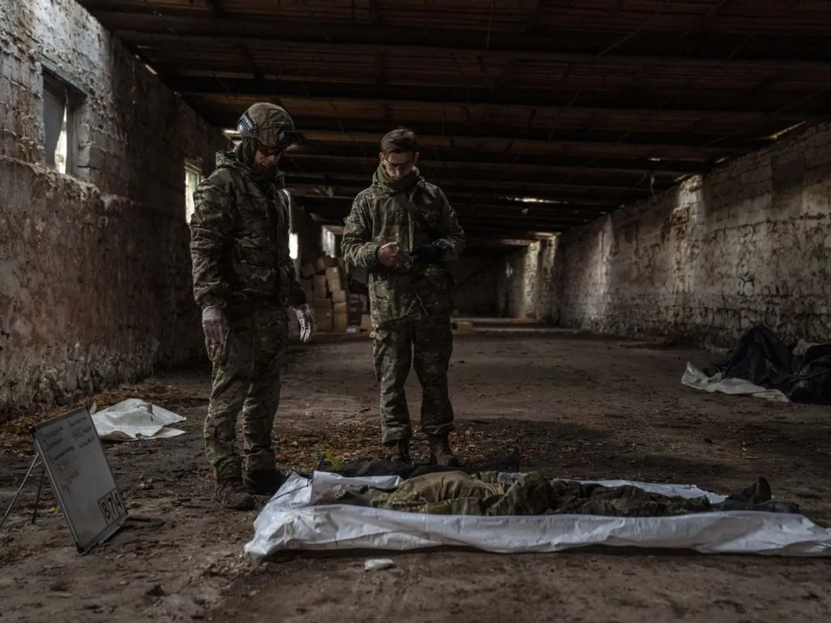 Voluntarii organizației Plastdarm lucrează pentru identificarea cadavrelor rusești recuperate de pe linia frontului, la Sloviansk - Foto: Profimedia Images