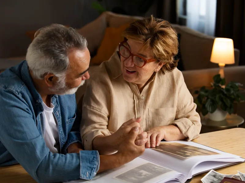 Cum primesc pensionarii ajutorul de 400 lei la pensie în aprilie? Card sau prin poștă? În ce zi Foto: Freepik (fotografie cu caracter ilustrativ)