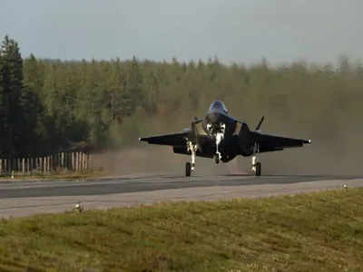 VIDEO De ce au aterizat două avioane F-35 de 110.000.000$ pe o autostradă în coasta Rusiei? - Foto:  U.S. Army photo by Sgt. Scyrrus Corregidor