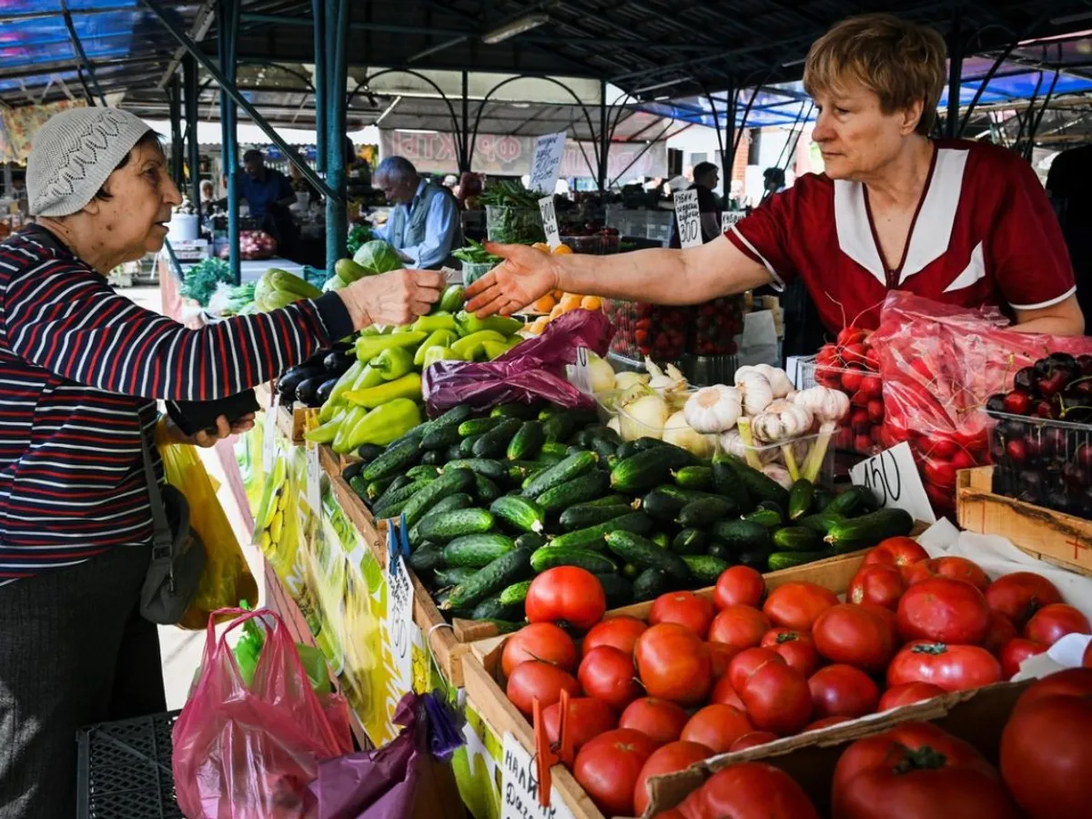 În piaţa de legume şi fructe, în Moscova, oricum se plăteşte cu cash - Foto: Profimedia Images