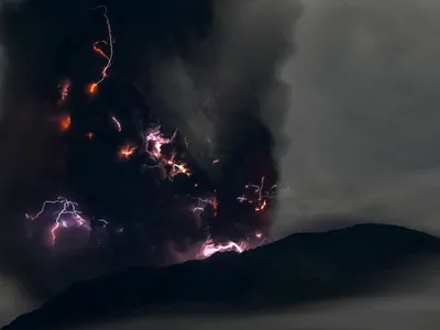 Vulcanul Ibu a erupt. Șapte sate au fost evacuate. Coloana de cenușă a avut 4 kilometri - Foto: Profimediaimages.ro