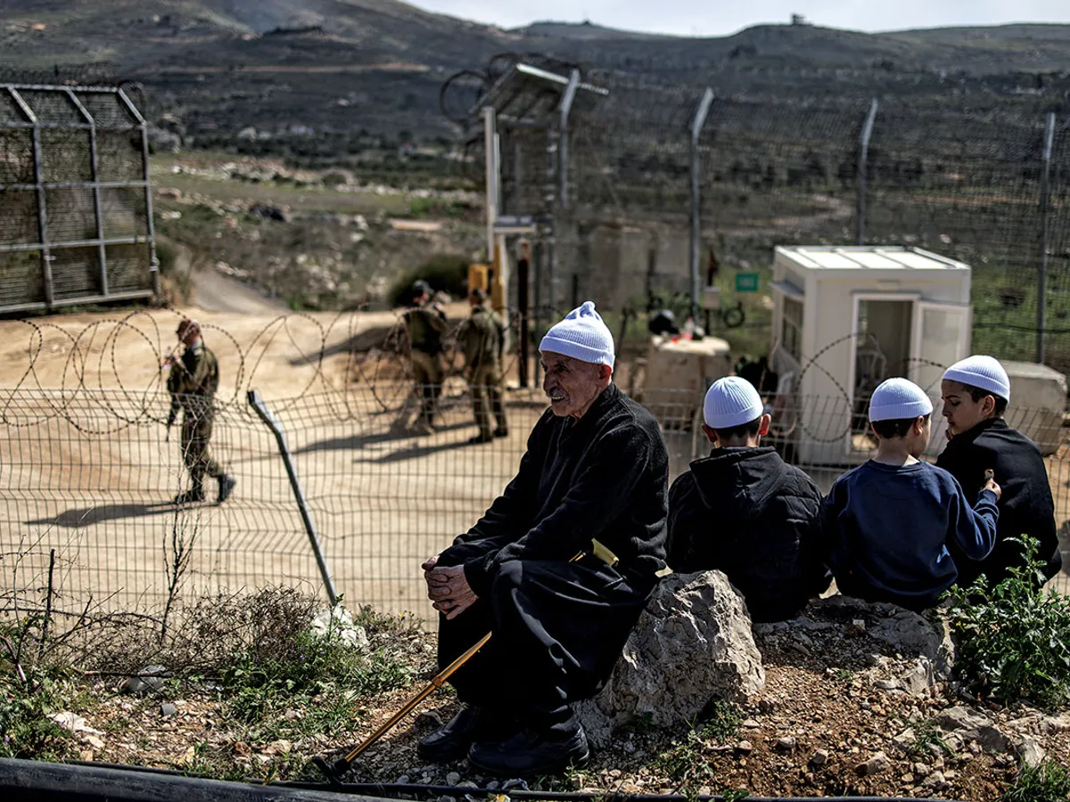 ALIANȚĂ POTENȚIALĂ Bărbați druzi lângă o barieră de frontieră în Înălțimile Golan anexate de Israel, pe 14 martie. IDF a încercat să încurajeze contactele cu comunitatea minoritară