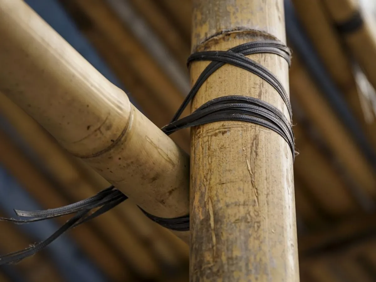 Chiar și etajele superioare ale clădirilor înalte din Hong Kong sunt umplute cu astfel de schele de bambus, când e nevoie - Foto: Profimedia Images