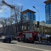 Accident grav pe șantier. O placă de beton a căzut peste un utilaj în care s-ar fi aflat un om - Foto: ISU B-IF