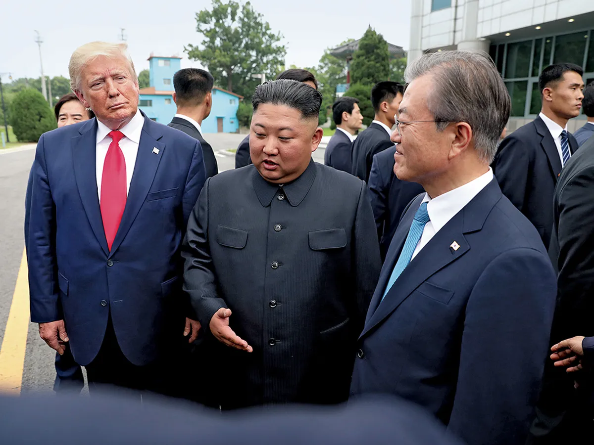 ÎNTÂLNIRE ISTORICĂ Președintele Donald Trump și liderul nord-coreean Kim Jong Un se plimbă în interiorul DMZ, în iunie 2019, în timpul unui dezgheț temporar al relațiilor : Foto: Dong-a Ilbo/ Getty Images