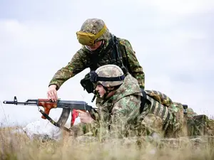 Vloggerul Selly, instrucție militară cu soldații de elită ai Scorpionilor Roșii: „Voi ce așteptați?” - FOTO: Facebook/mapn