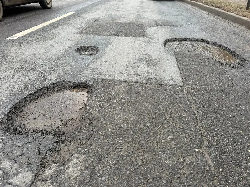Gropi &icirc;n carosabil - Foto: Poliția Rutieră